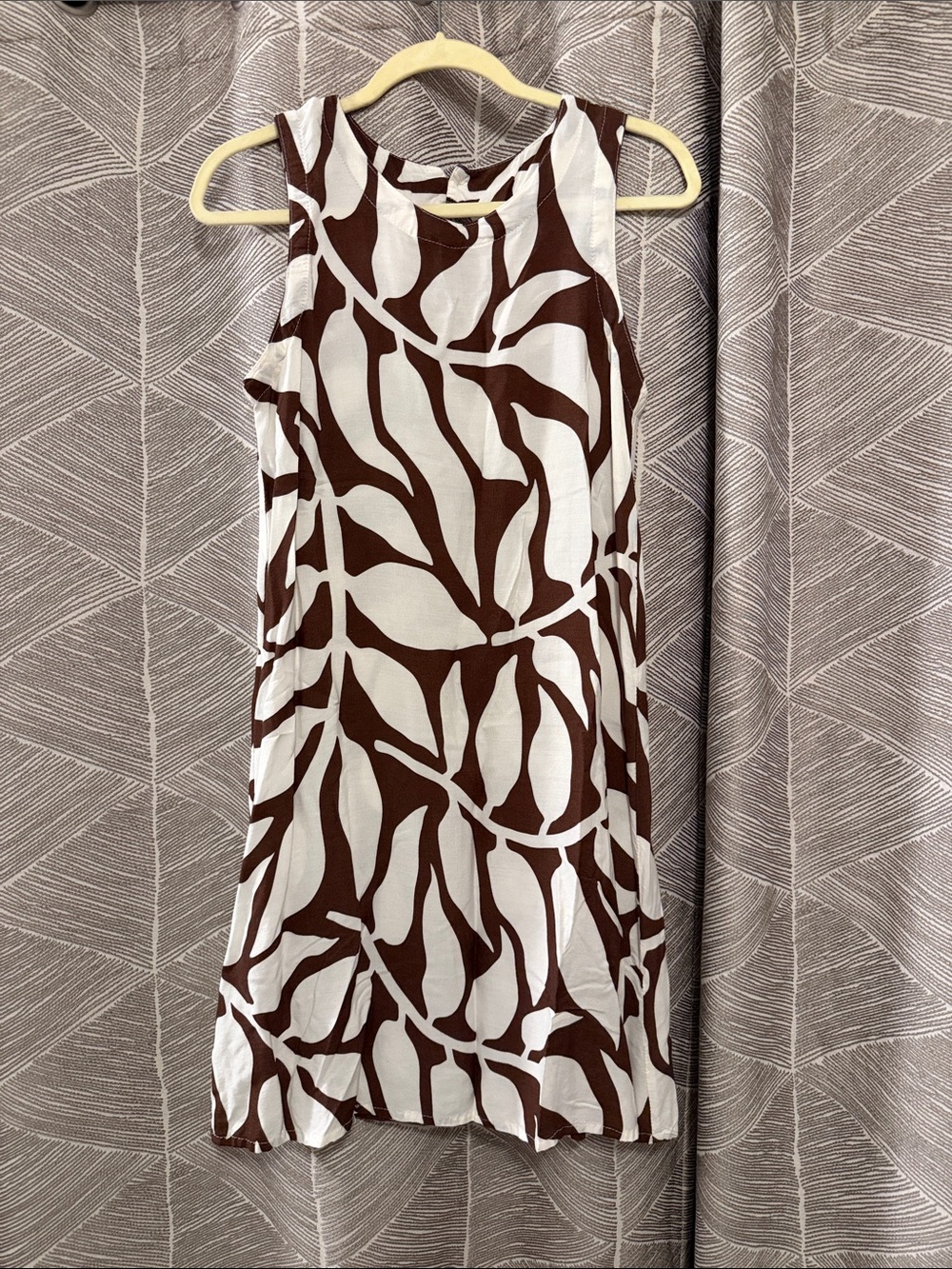Sleeveless Brown and White Leaf Print Dress